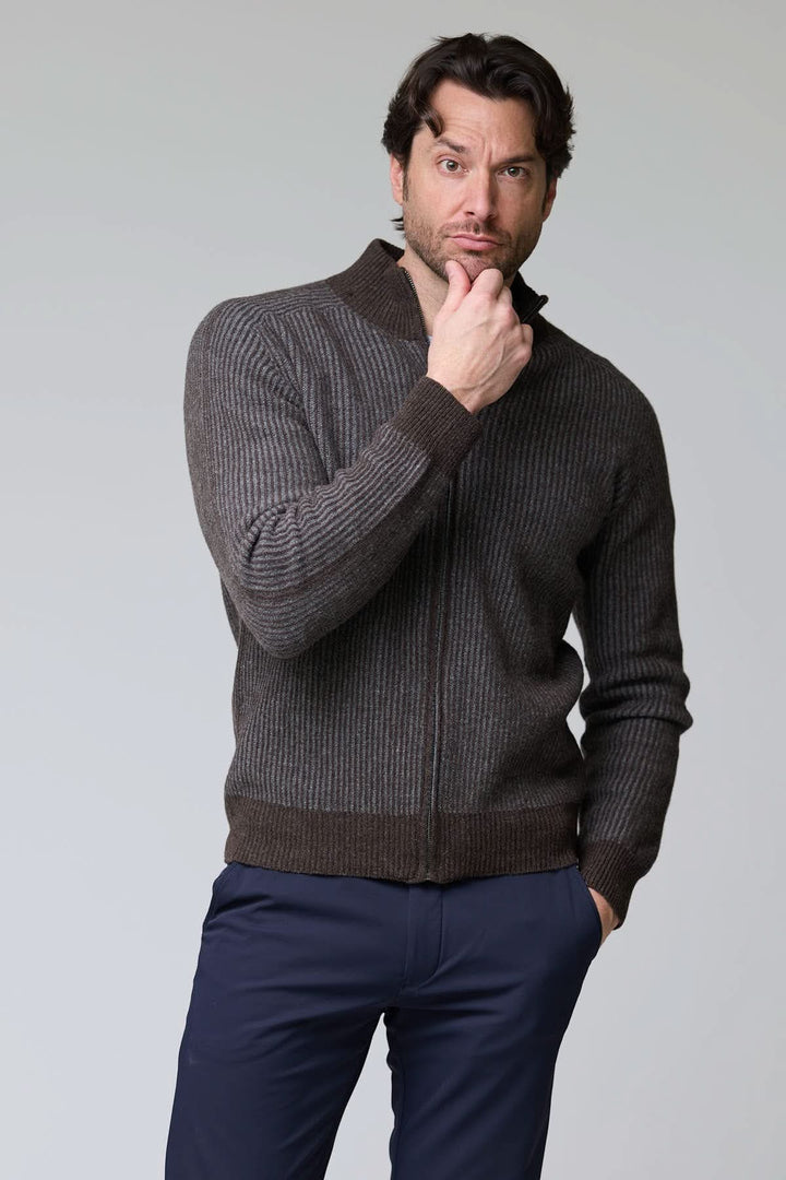 Homme portant un chandail à demi-glissière torsadé en laine mérinos, élégant et chic avec un pantalon classique.