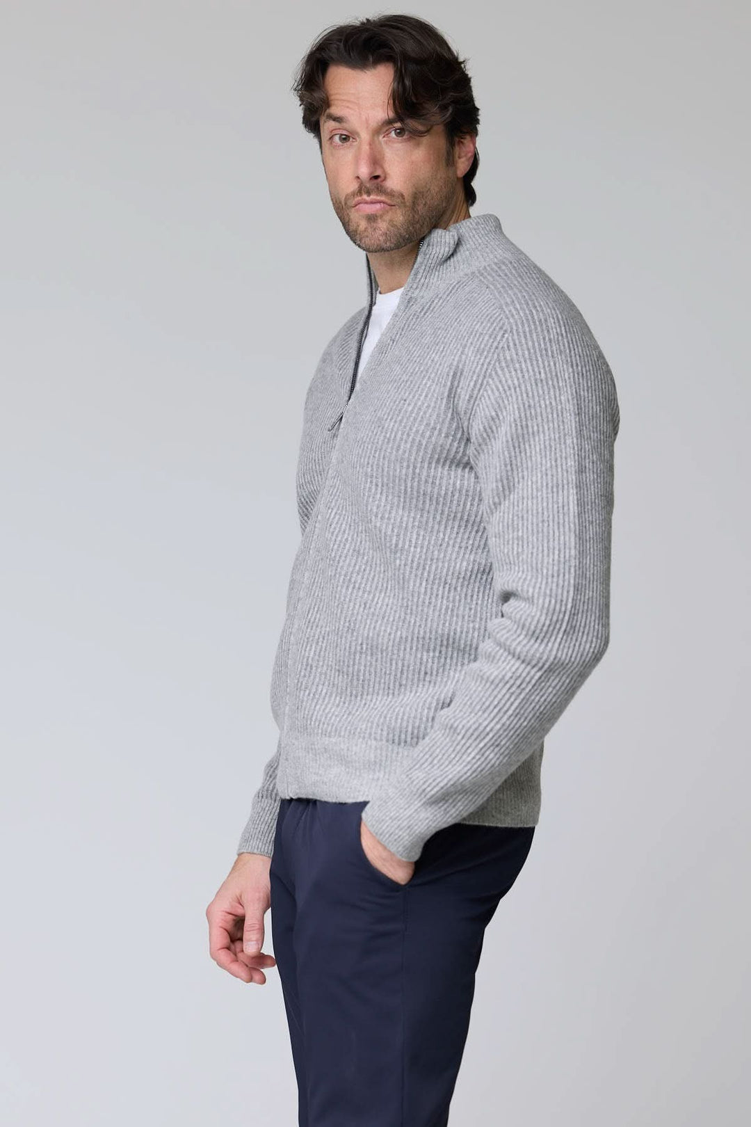 Chandail à demi-glissière torsadé en laine mérinos gris porté par un homme, design élégant et polyvalent.