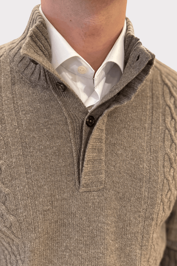 Chandail en cachemire à motifs torsadés avec col montant et boutons, parfait pour les journées fraîches.