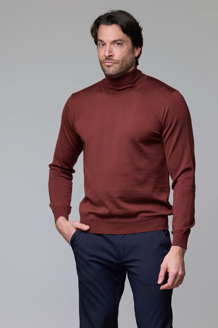 Homme portant un chandail en laine mérinos fine couleur bordeaux avec col roulé, style élégant et intemporel.