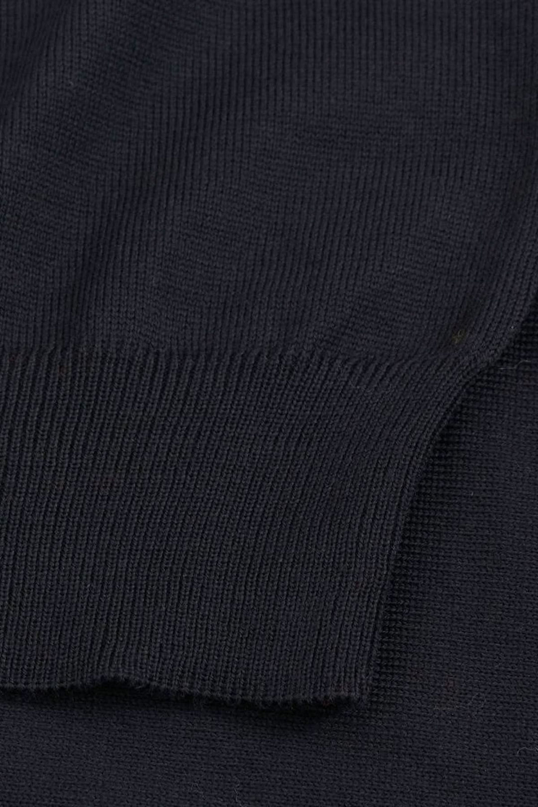 Chandail en laine vierge Botto en coton noir avec tricot fin et élégance moderne.