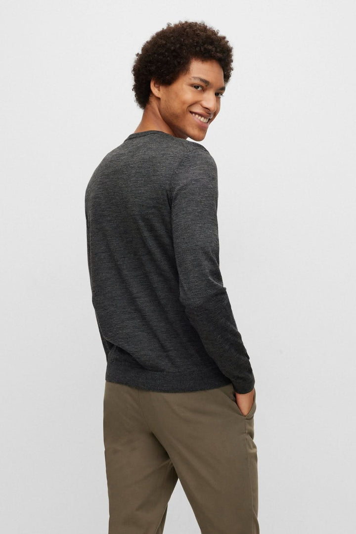 Chandail en laine vierge Leno gris avec coupe ajustée et col rond, idéal pour un look élégant et confortable.