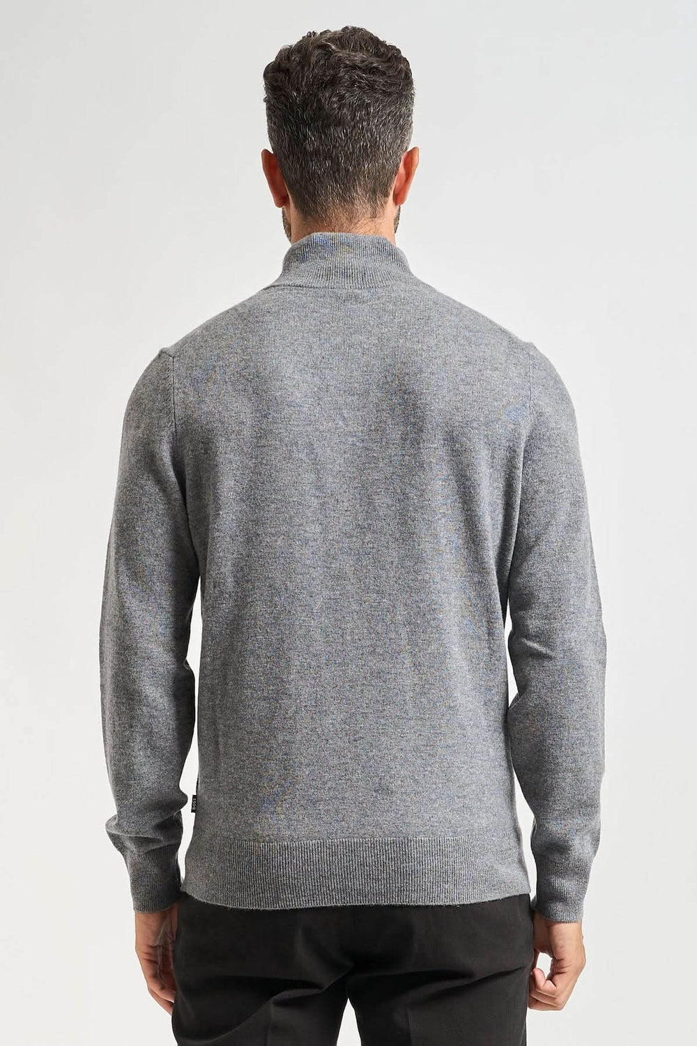 Vue arrière du chandail en laine vierge à col rond coupe ajustée, mettant en valeur le style slim fit et l'élégance du tricot gris.