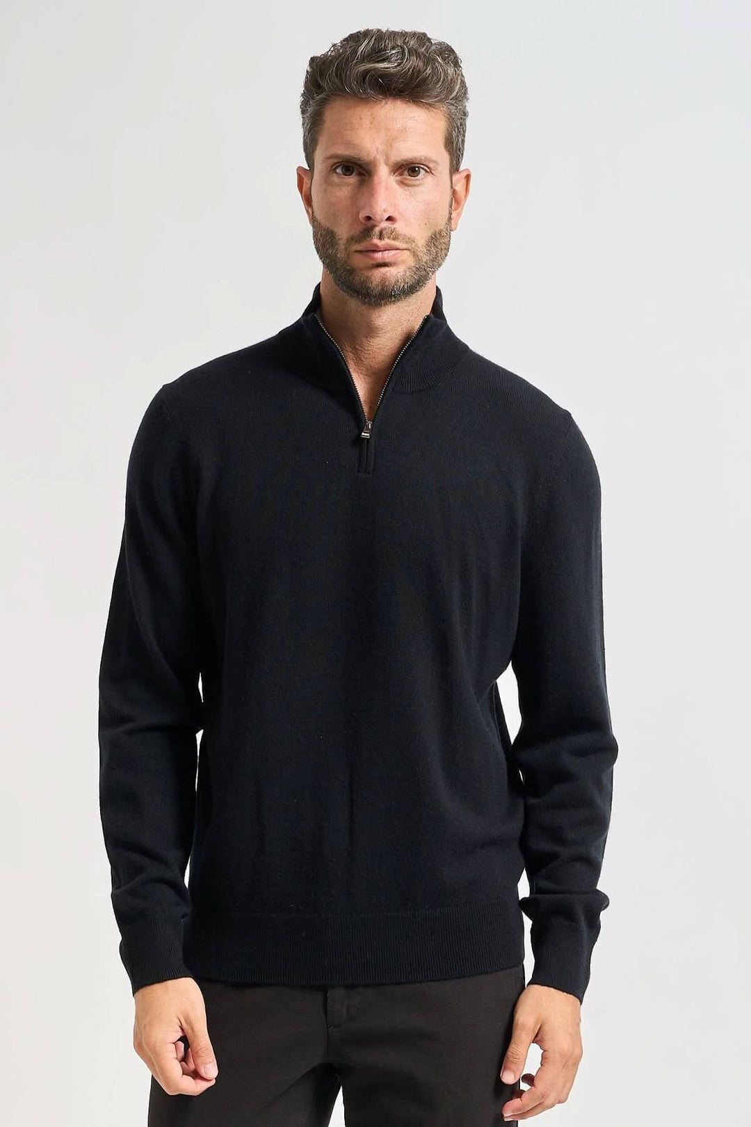 Chandail en laine vierge à col rond coupe ajustée en mérinos noir, élégant et confortable pour toute occasion.