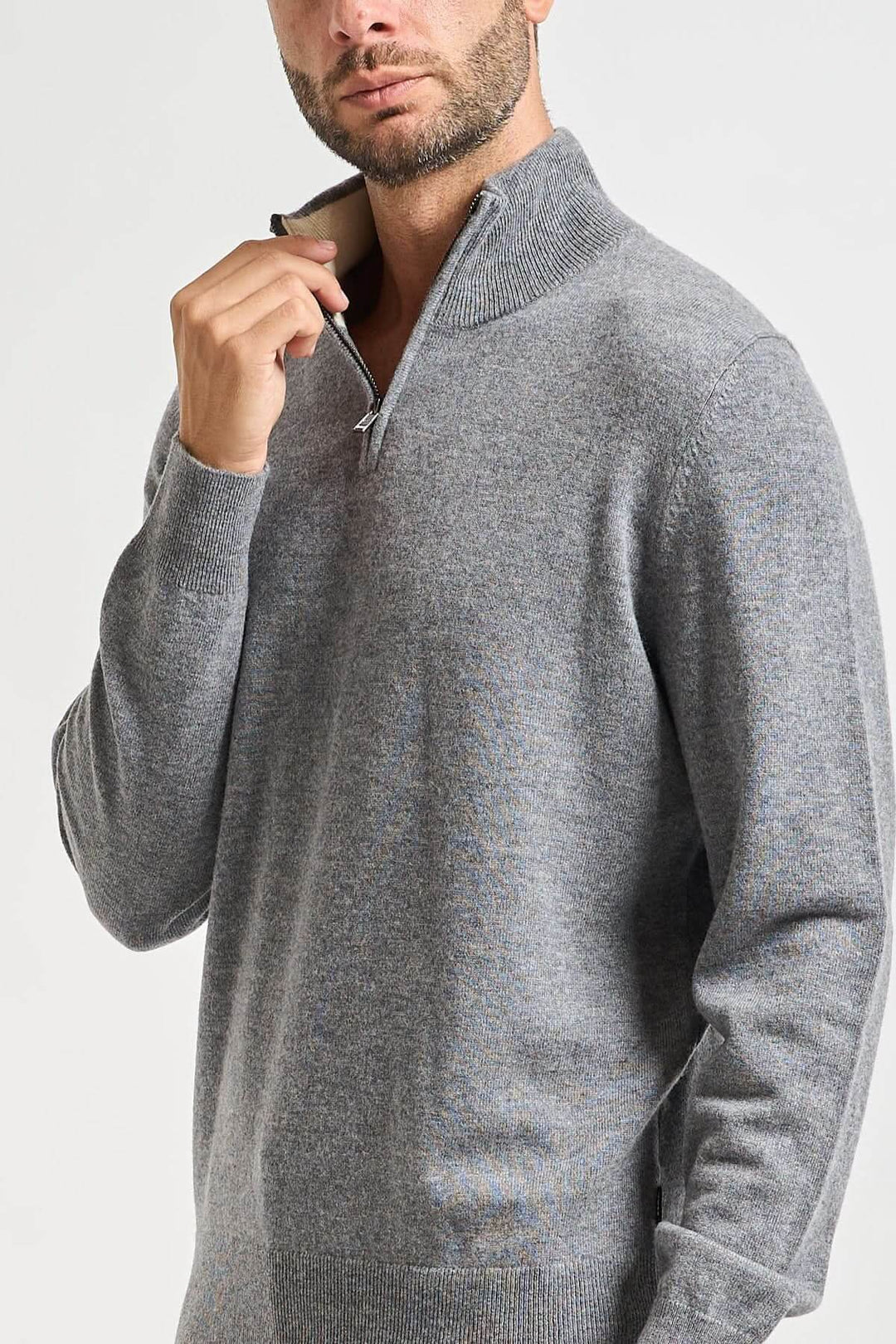 Homme portant un chandail en laine vierge à col rond coupe ajustée gris, style élégant et confortable.