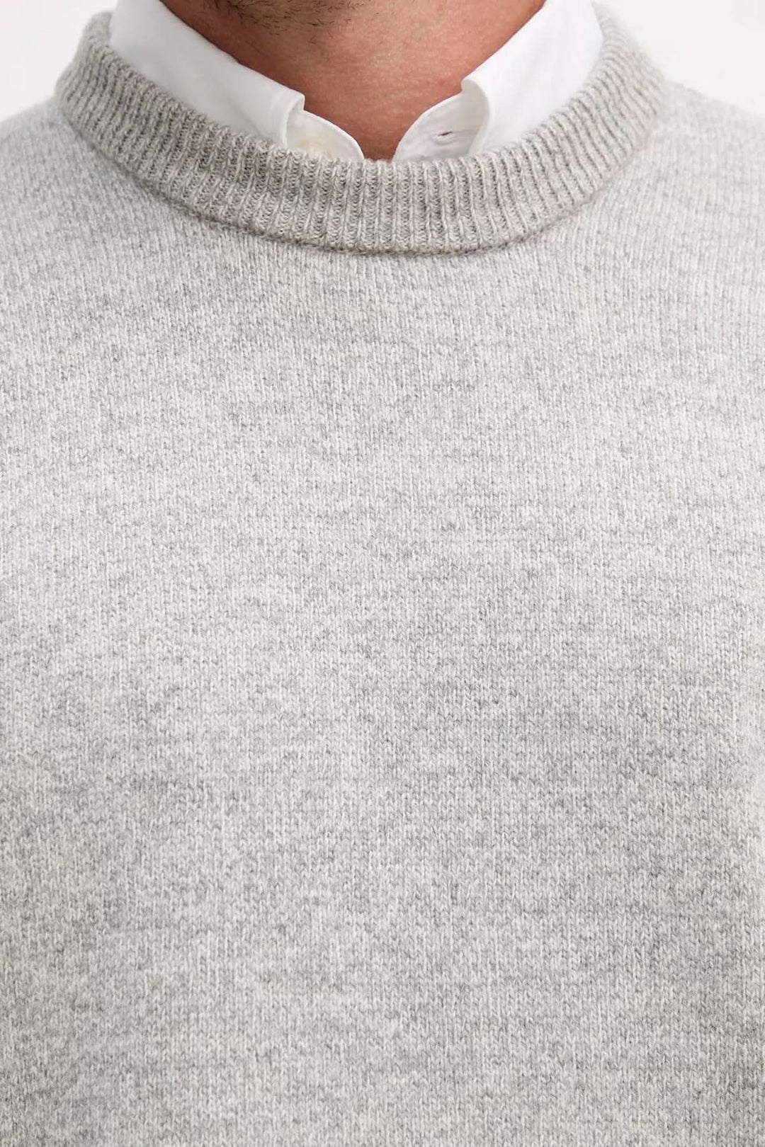 Chandail en laine vierge coupe "oversize" avec maille douce et finitions côtelées, idéal pour superpositions raffinées.