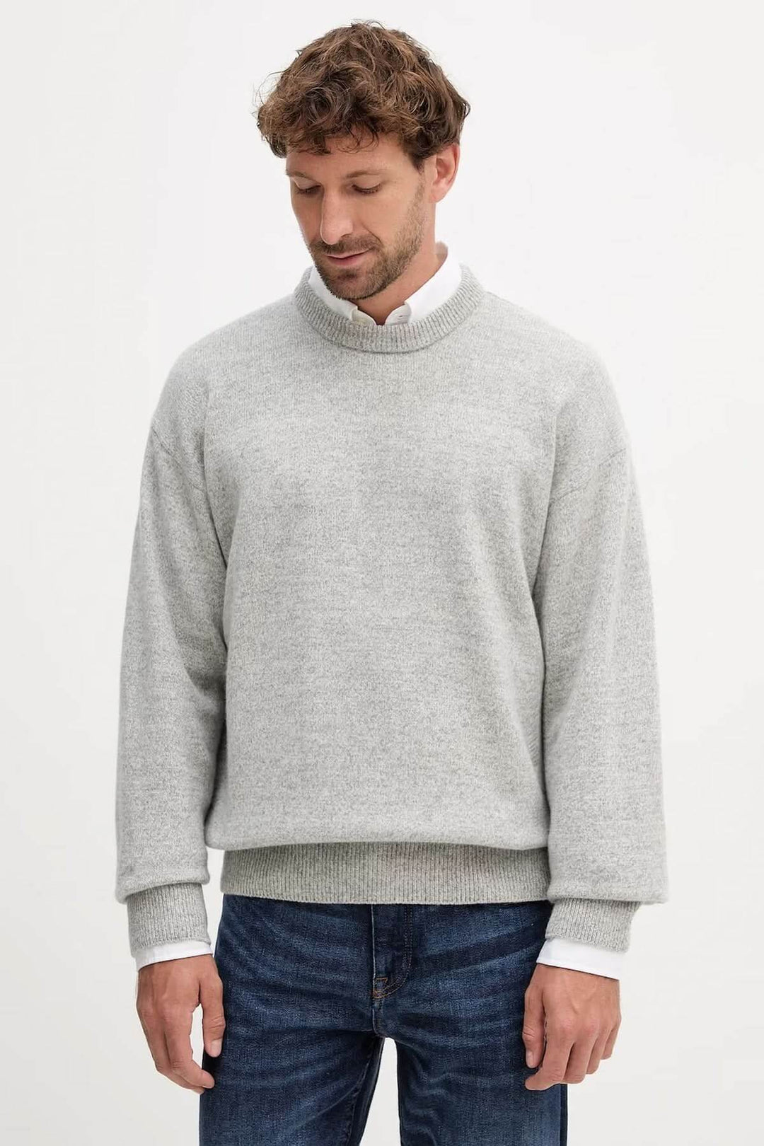 Chandail en laine vierge coupe "oversize" pour homme, gris clair, moderne et confortable, avec finitions côtelées.