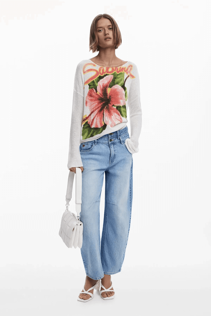 Chandail en maille fine avec imprimé floral, encolure bateau, porté avec un jean décontracté.