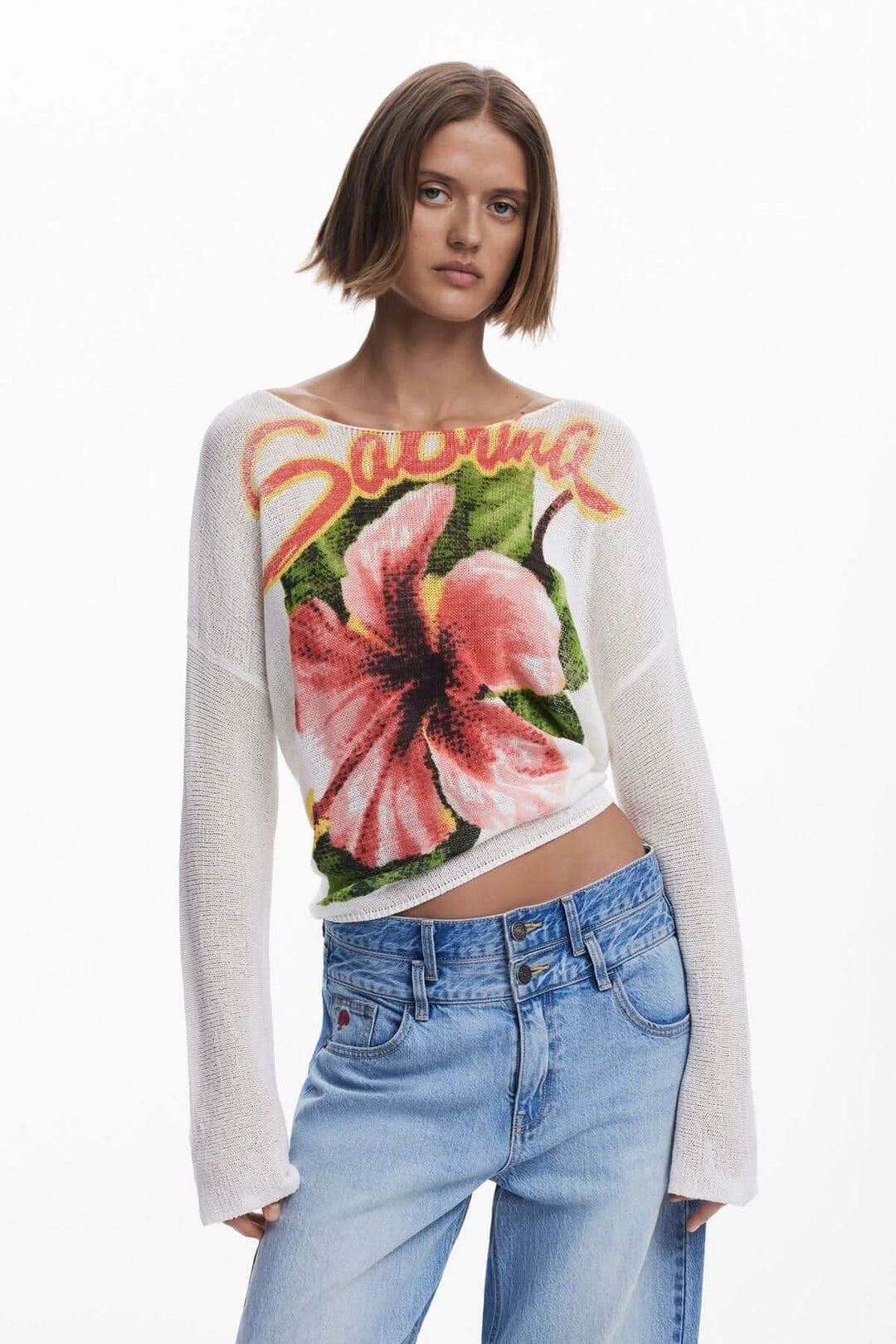 Chandail en maille fine avec imprimé floral coloré et encolure bateau, style décontracté, modèle féminin.