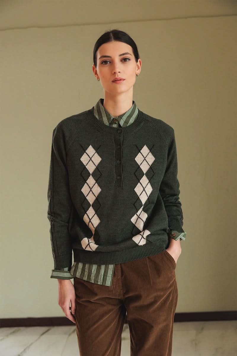 Femme portant un chandail en mérinos avec motif argyle, patte de boutonnage partielle, style preppy-chic, col rond côtelé.