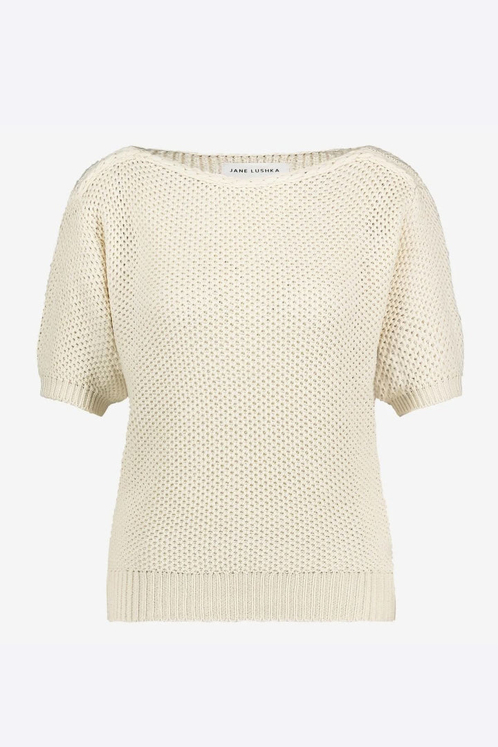 Chandail en tricot ajouré beige à encolure bateau et manches courtes, parfait pour un style estival élégant.