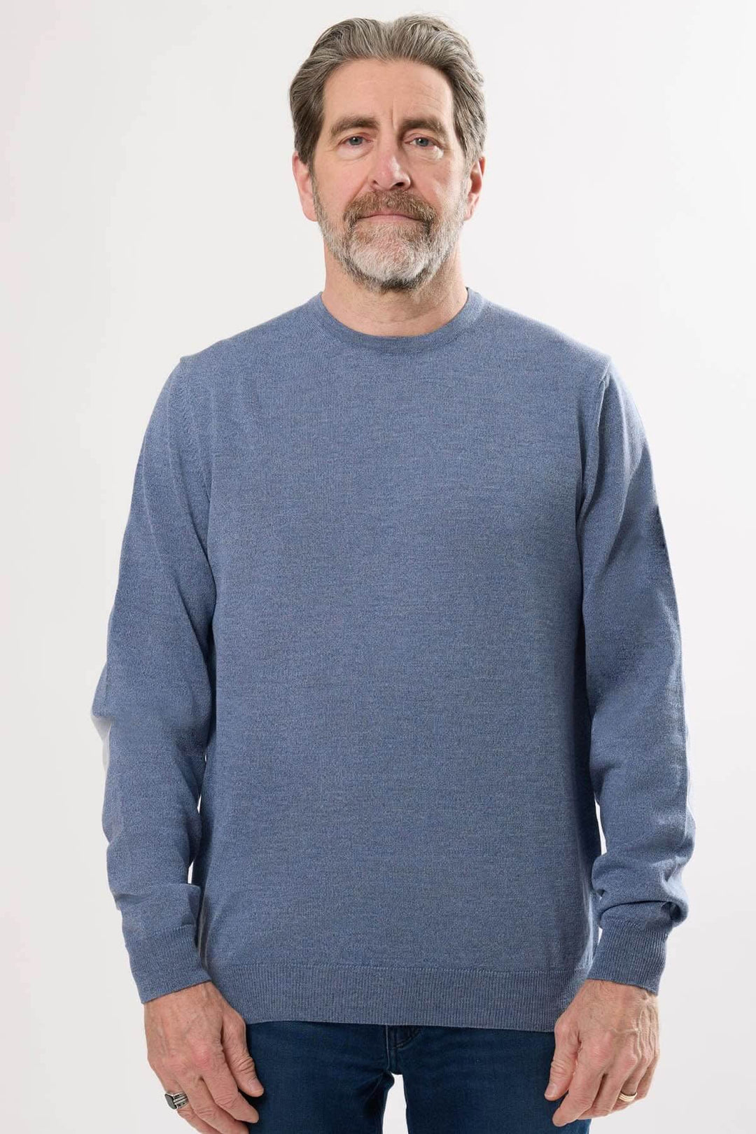 Homme portant un chandail bleu en tricot classique, col rond et manches longues, idéal pour les journées fraîches.