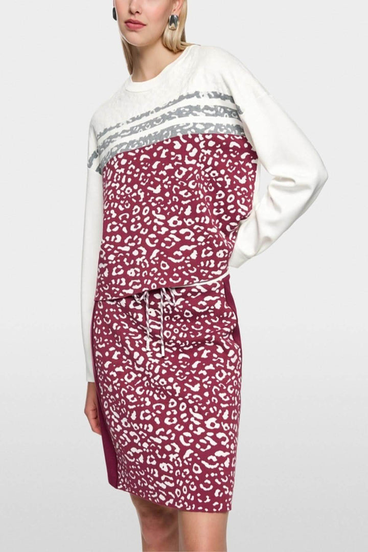 Chandail en tricot moderne avec imprimé graphique et empiècements contrastants, parfait pour un look structuré et actuel.