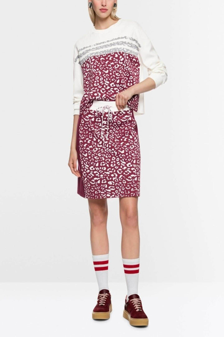 Femme portant un chandail en tricot à imprime graphique, manches longues, coupe droite, contrasté, style moderne.