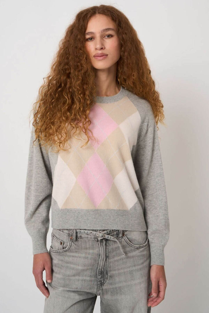 Chandail en tricot gris à motif géométrique, coupe droite pour un look décontracté ou soigné.