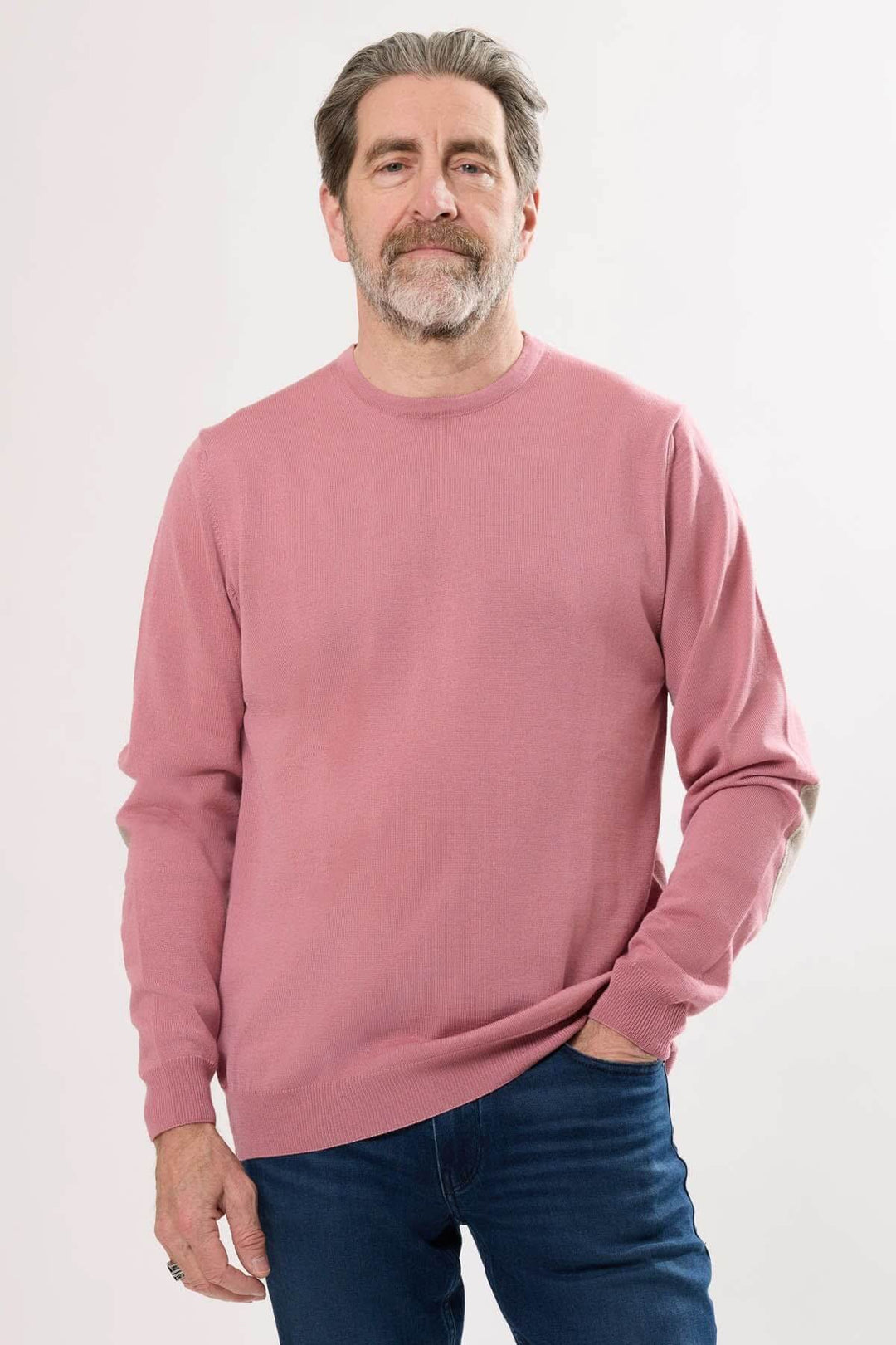 Chandail en tricot rose pour homme, col rond, manches longues, style décontracté et confortable.