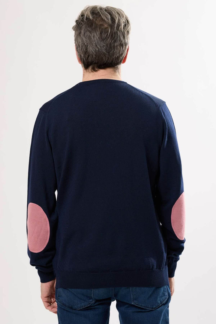 Chandail en tricot classique, dos avec coudières ovales contrastantes en rose sur fond bleu.