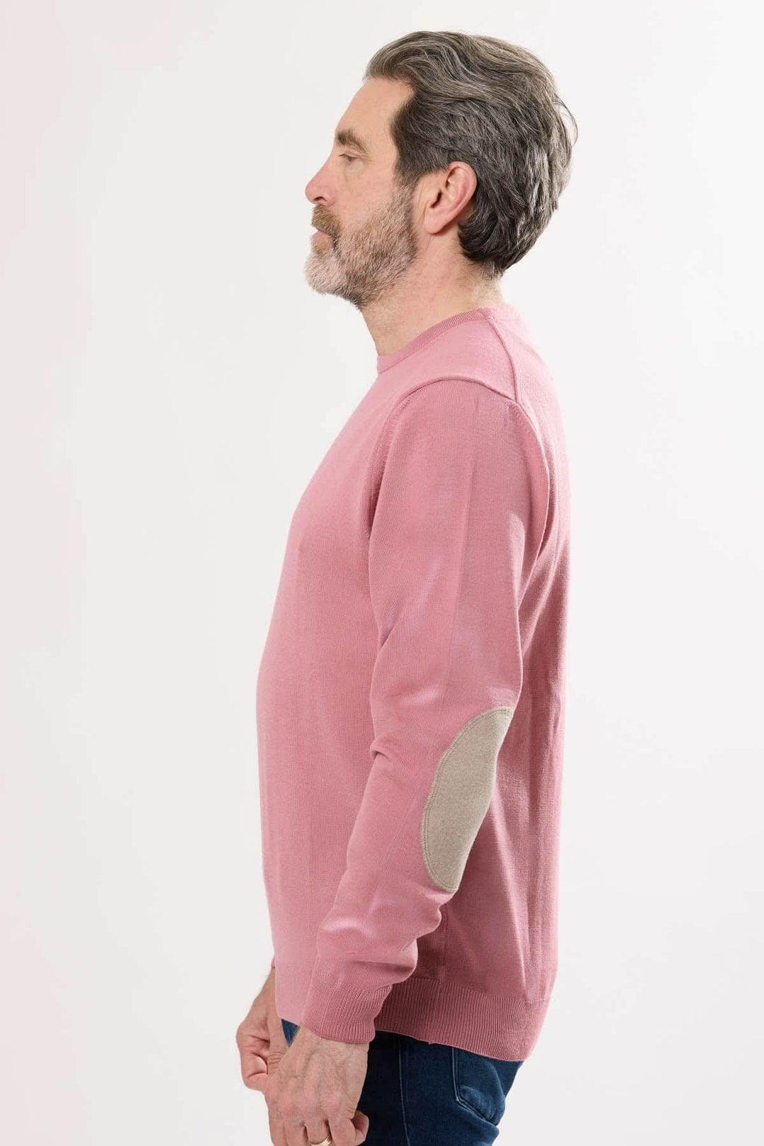 Chandail en tricot rose avec coudières ovales contrastantes, style décontracté pour journées fraîches.