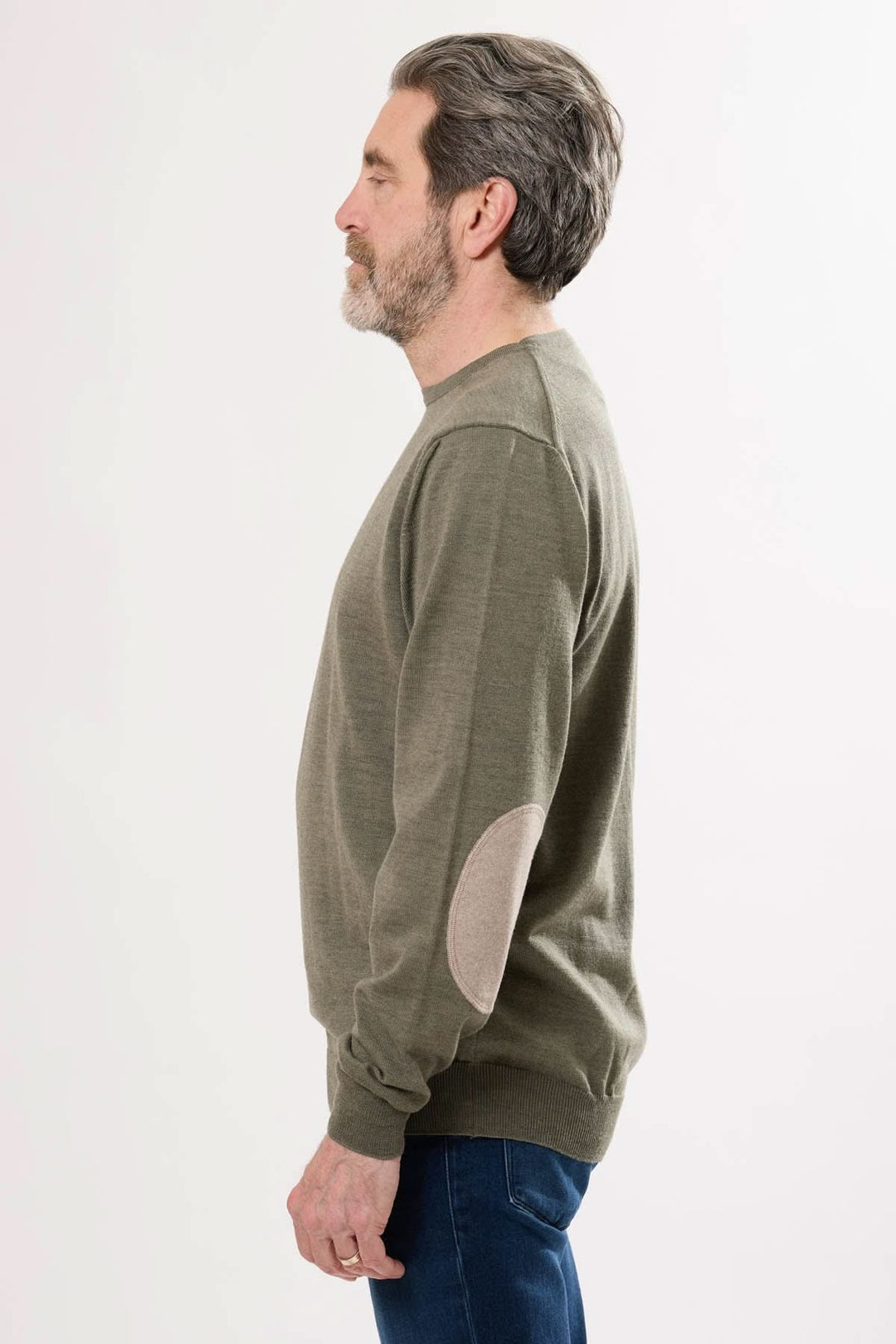 Chandail en tricot classique avec coudières contrastantes, idéal pour les journées fraîches et décontractées.