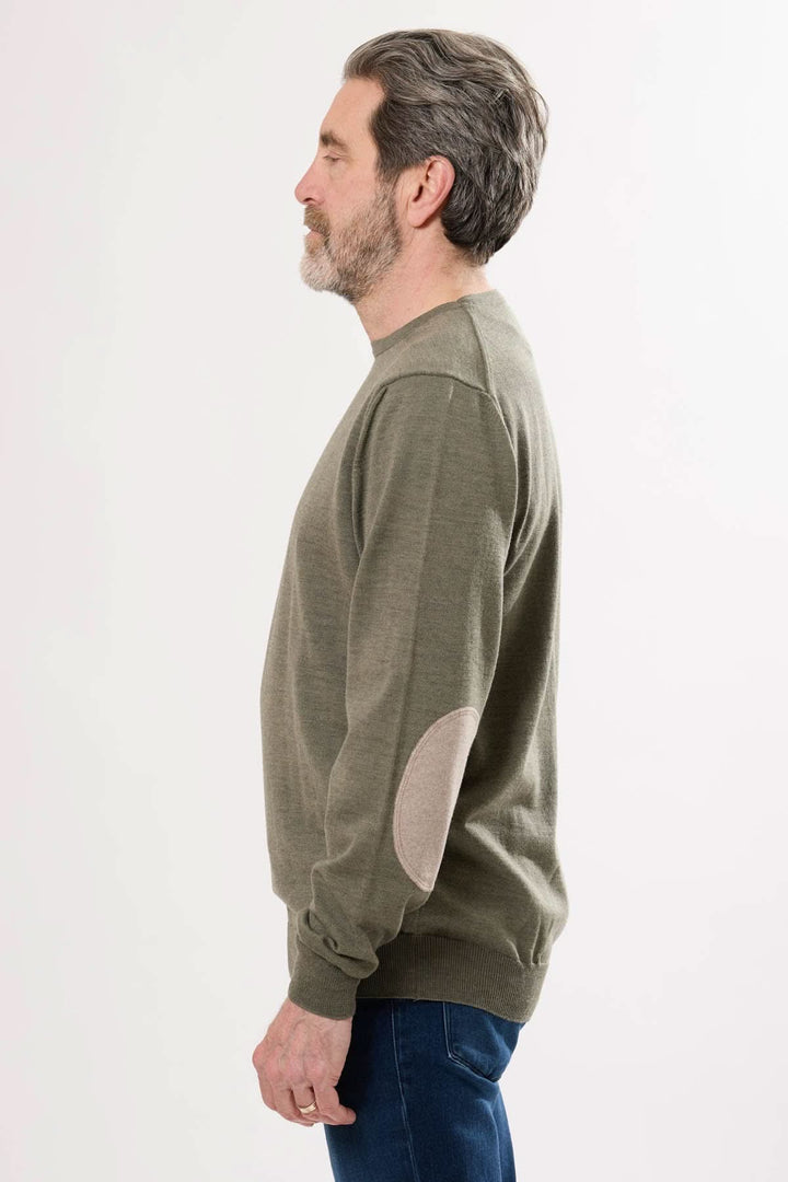 Chandail en tricot classique avec coudières contrastantes, idéal pour les journées fraîches et décontractées.