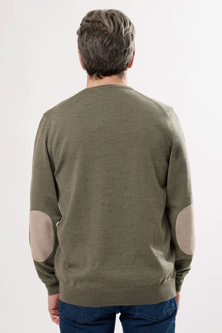 Chandail en tricot classique avec coudières ovales contrastantes, vue arrière, coloris olive.