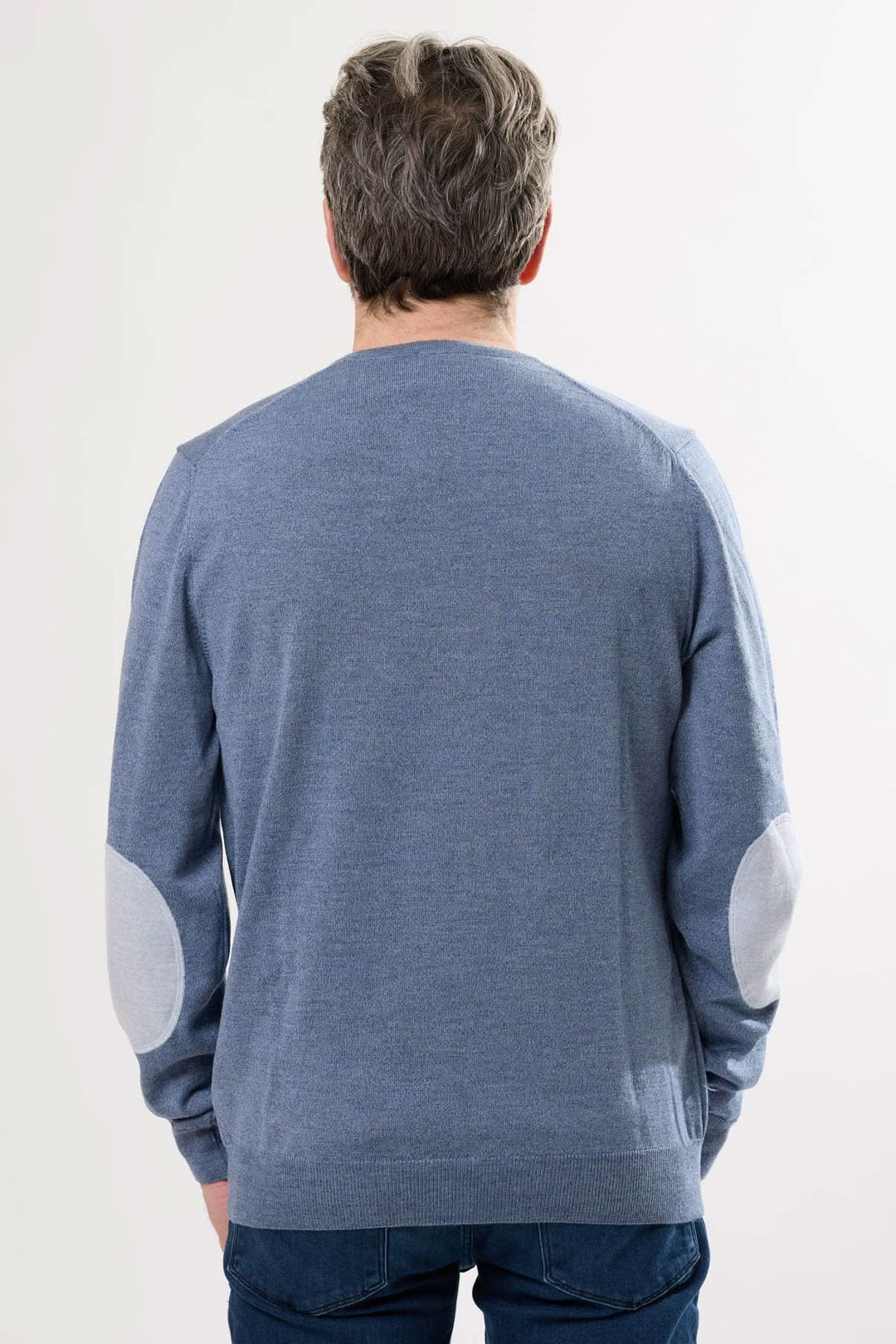 Chandail en tricot bleu avec coudières contrastantes, vue de dos, parfait pour un style décontracté.