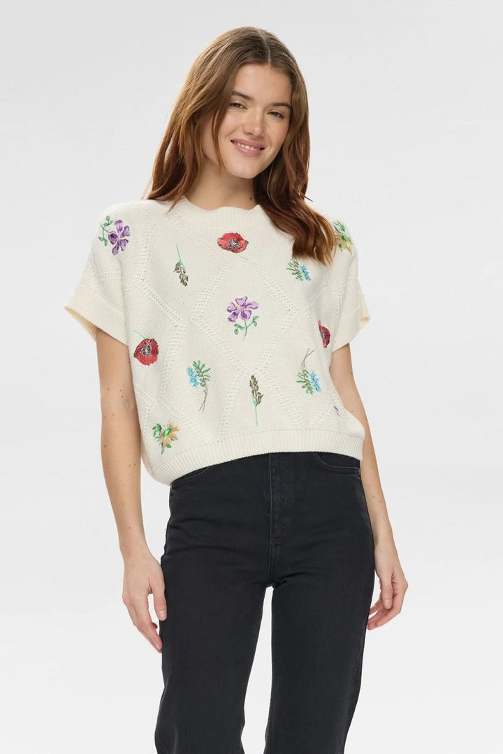 Chandail en tricot brodé à manches courtes avec motifs floraux, style féminin et confortable, coupe ample, col rond classique.
