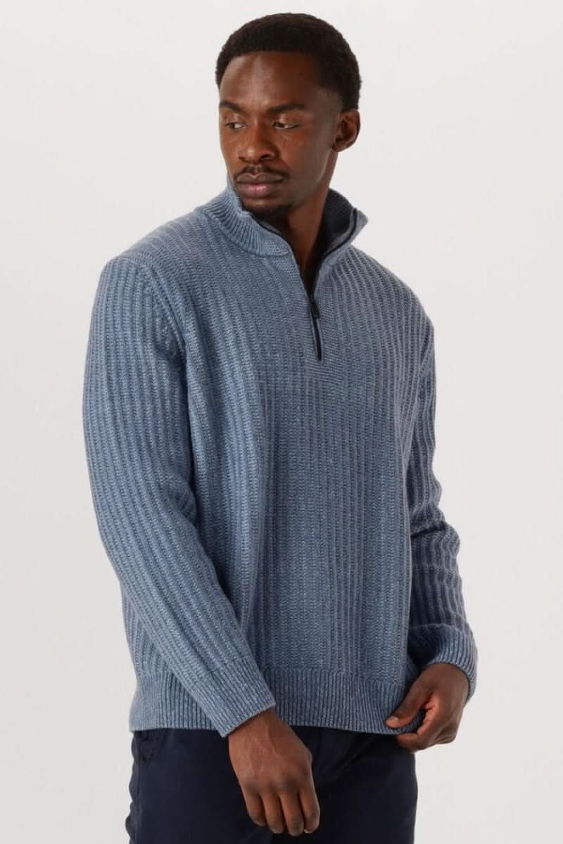Chandail en tricot à demi-glissière bleu avec col montant zippé, parfait pour un look décontracté et soigné.