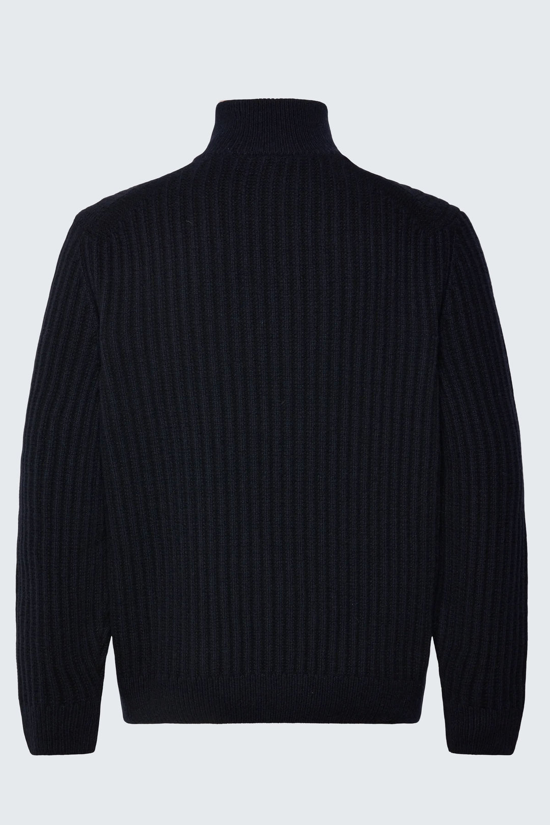 Arrière du chandail en tricot à demi-glissière noir avec côtes verticales et col montant.