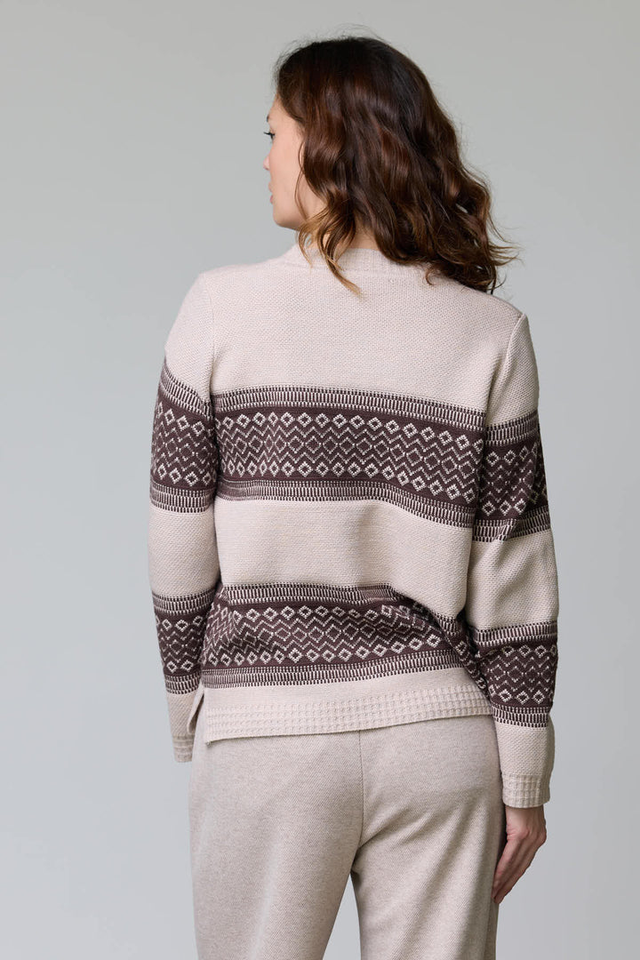 Femme portant un chandail en tricot jacquard avec motif géométrique bicolore, élégant et chaud pour l'hiver.