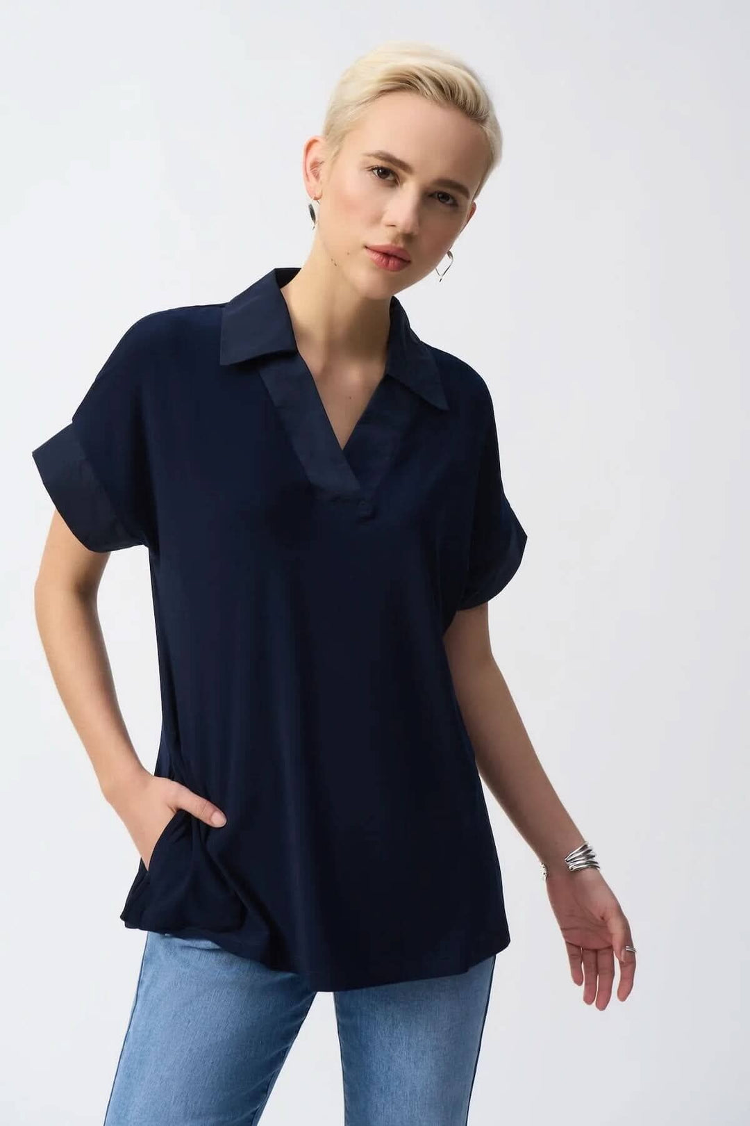 Chandail en tricot soyeux, col ouvert, manches dolman, style décontracté, élégant et confortable.