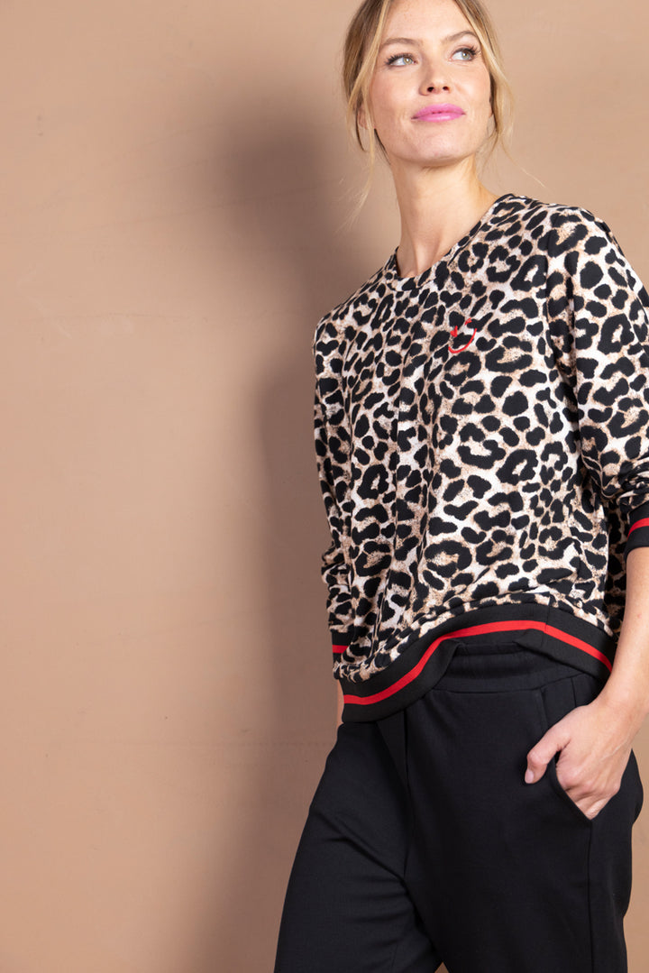 Chandail imprimé léopard moderne avec finitions contrastantes, idéal pour un look sportif chic et polyvalent. Confort et style assurés.
