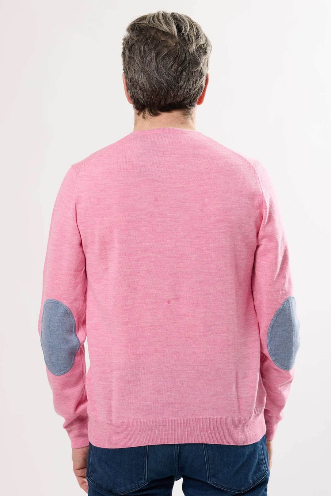 Chandail léger rose avec coudières grises, col rond et manches longues, parfait pour le style mi-saison.