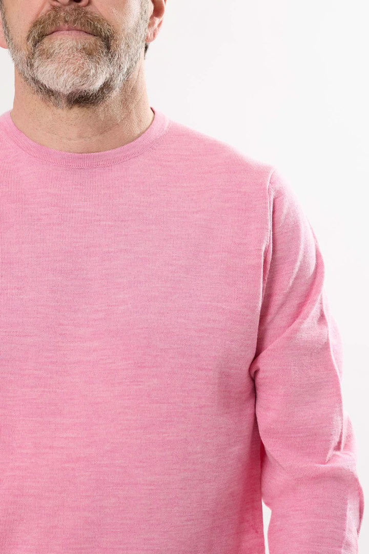 Chandail léger rose à col rond, manches longues, parfait pour un style décontracté et confortable.