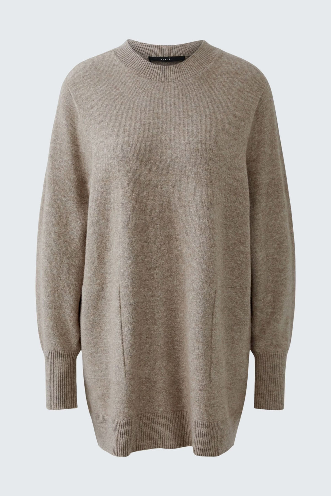 Chandail long ample à col rond en maille douce, manches longues tombantes, parfait pour un look minimaliste et confortable.