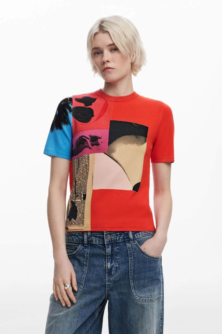 Chandail à manches courtes avec imprimé graphique audacieux et moderne, encolure ronde, couleur rouge.