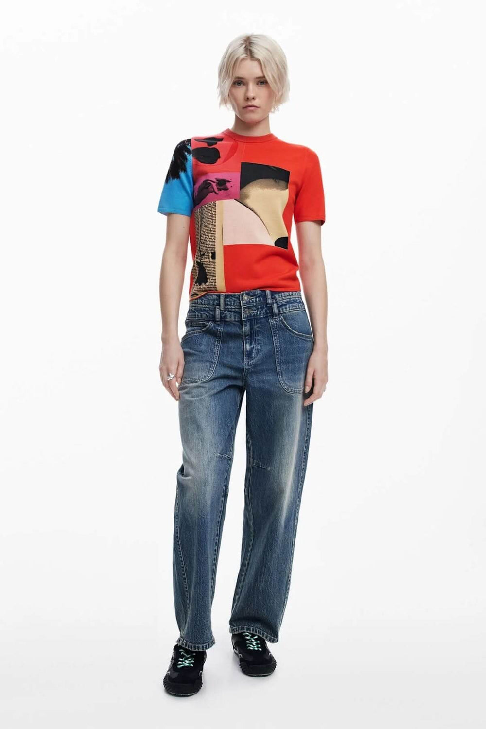 Chandail à manches courtes avec imprimé graphique coloré et jeans décontractés, pour un style contemporain.