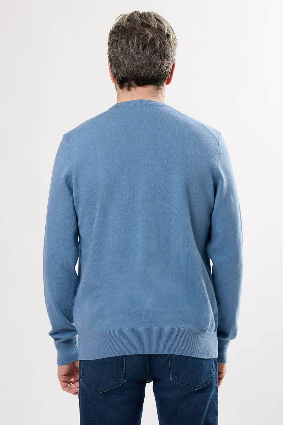 Chandail à manches longues Hugo Boss bleu, affichant le dos et une coupe régulière. Élégance décontractée.