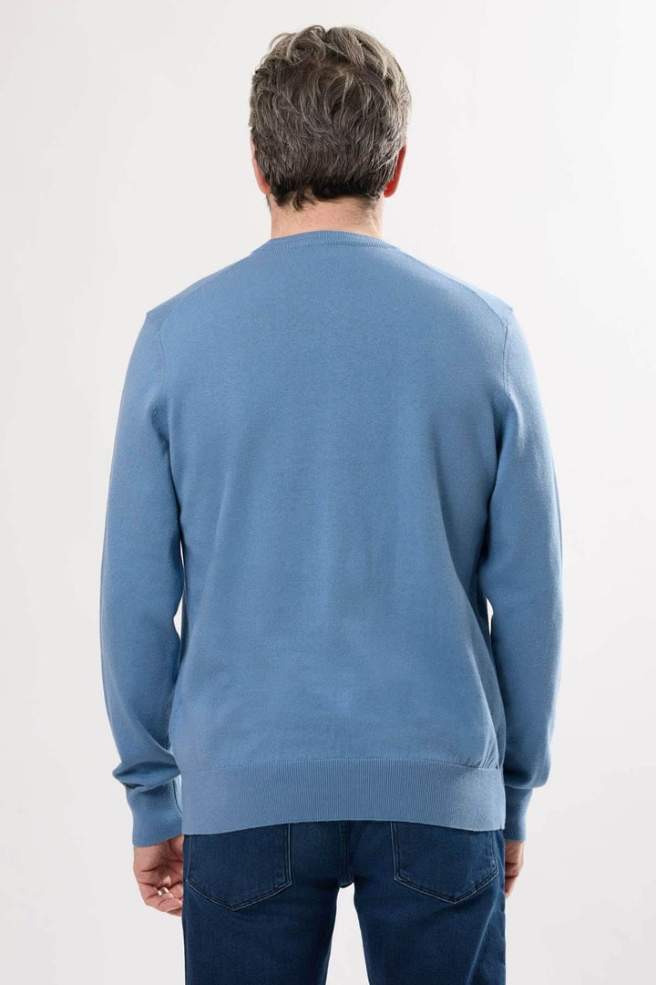 Chandail à manches longues Hugo Boss bleu, affichant le dos et une coupe régulière. Élégance décontractée.