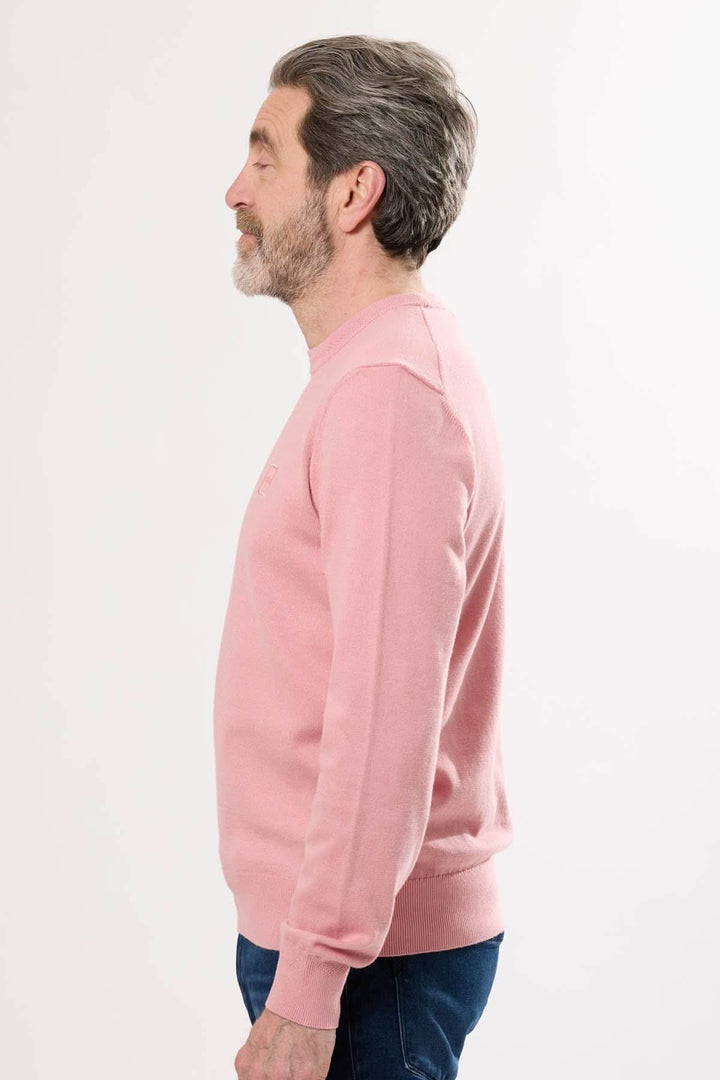 Chandail à manches longues Hugo Boss en rose, vue de profil, mettant en avant son élégance décontractée.