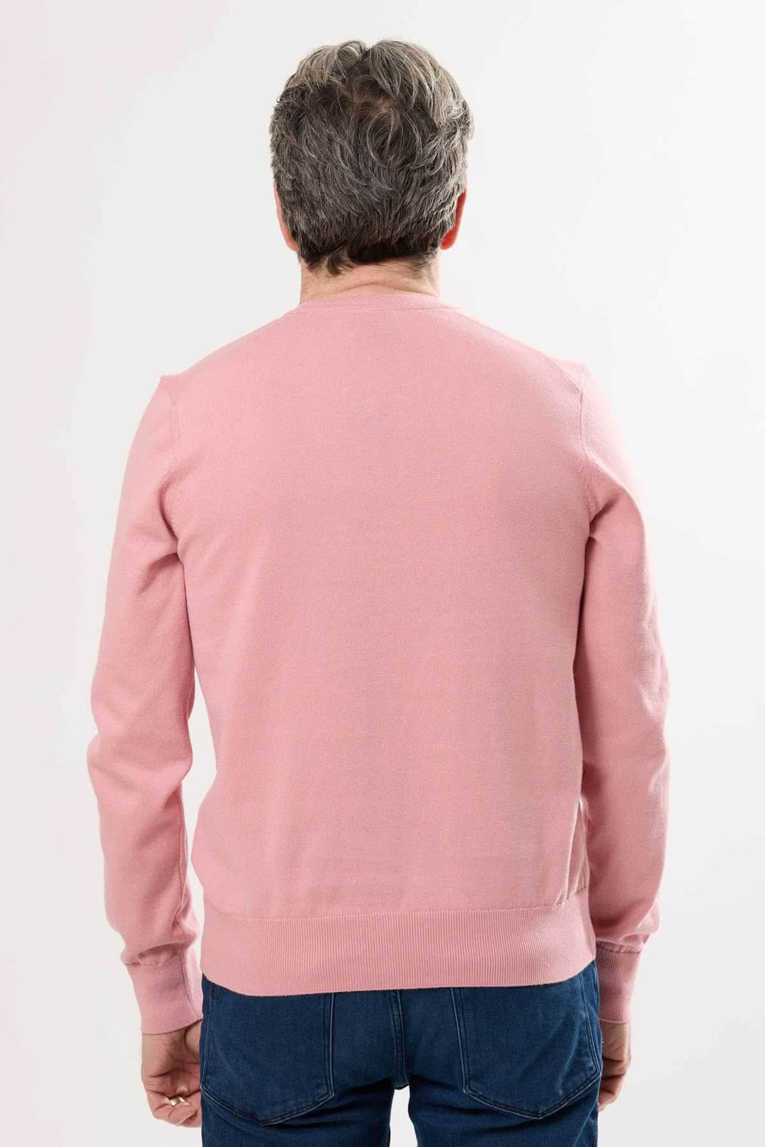 Homme portant un chandail à manches longues rose, vue de dos, style décontracté Hugo Boss.