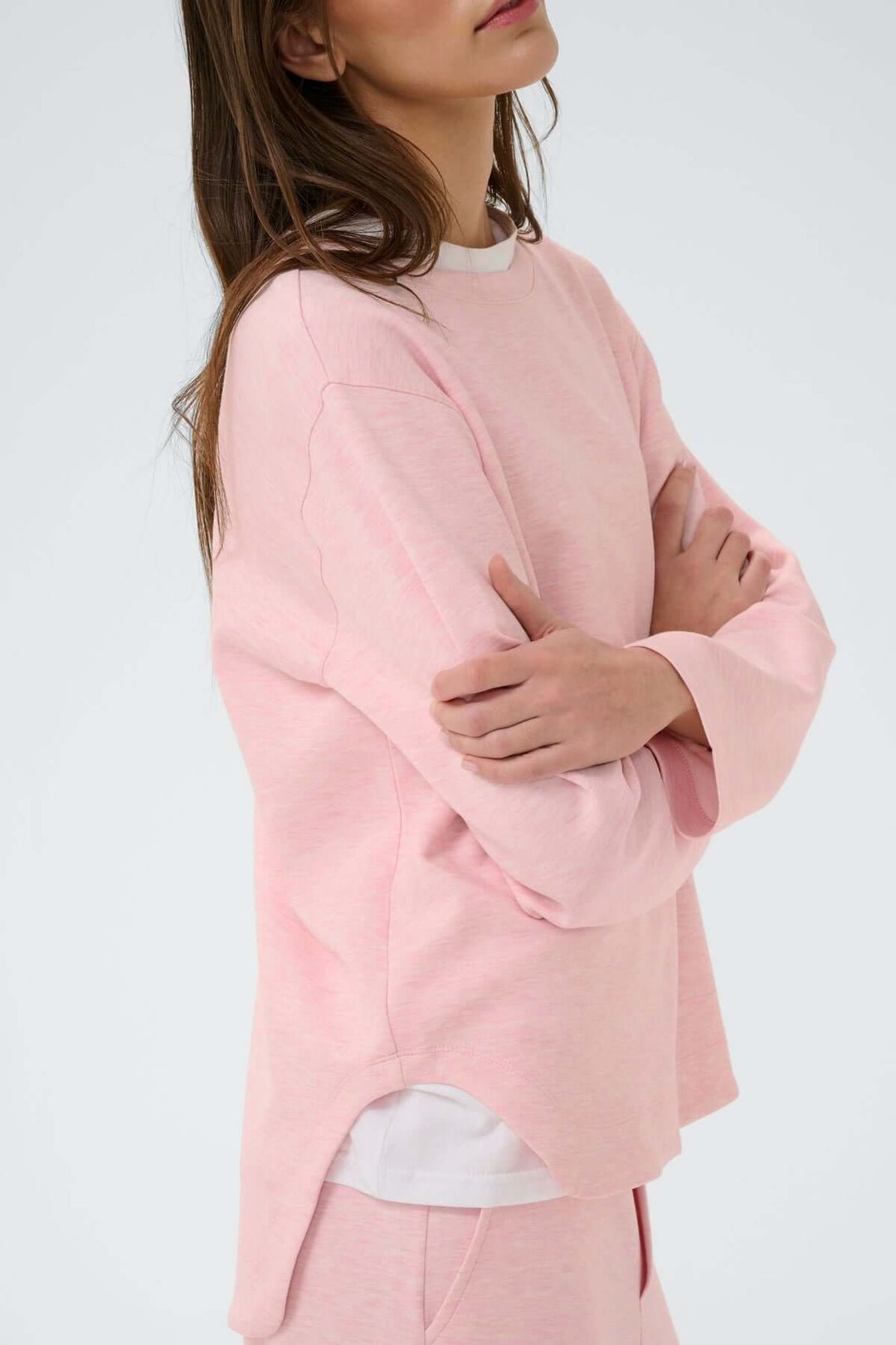Chandail molletonné Gincent rose avec manches longues et encolure arrondie, style décontracté et contemporain pour la garde-robe moderne.