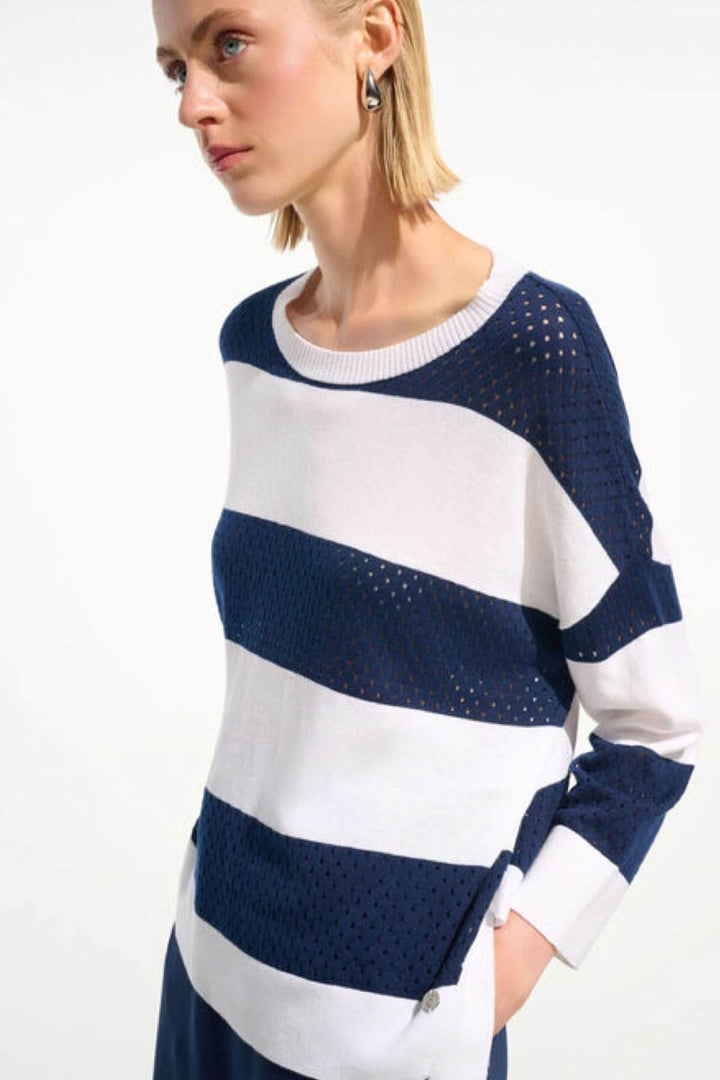 Chandail rayé ajouré bleu et blanc avec maille transparente, coupe ample et élégante, idéal pour superpositions de mi-saison.