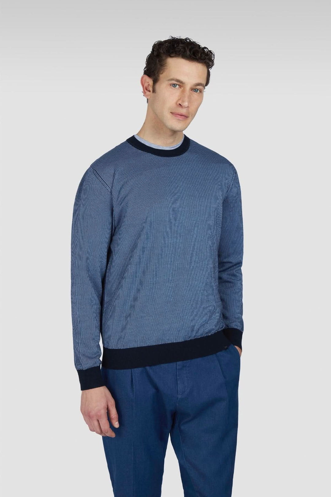 Chandail bleu marine à rayures fines, coupe classique, encolure ronde, parfait pour les superpositions de mi-saison.