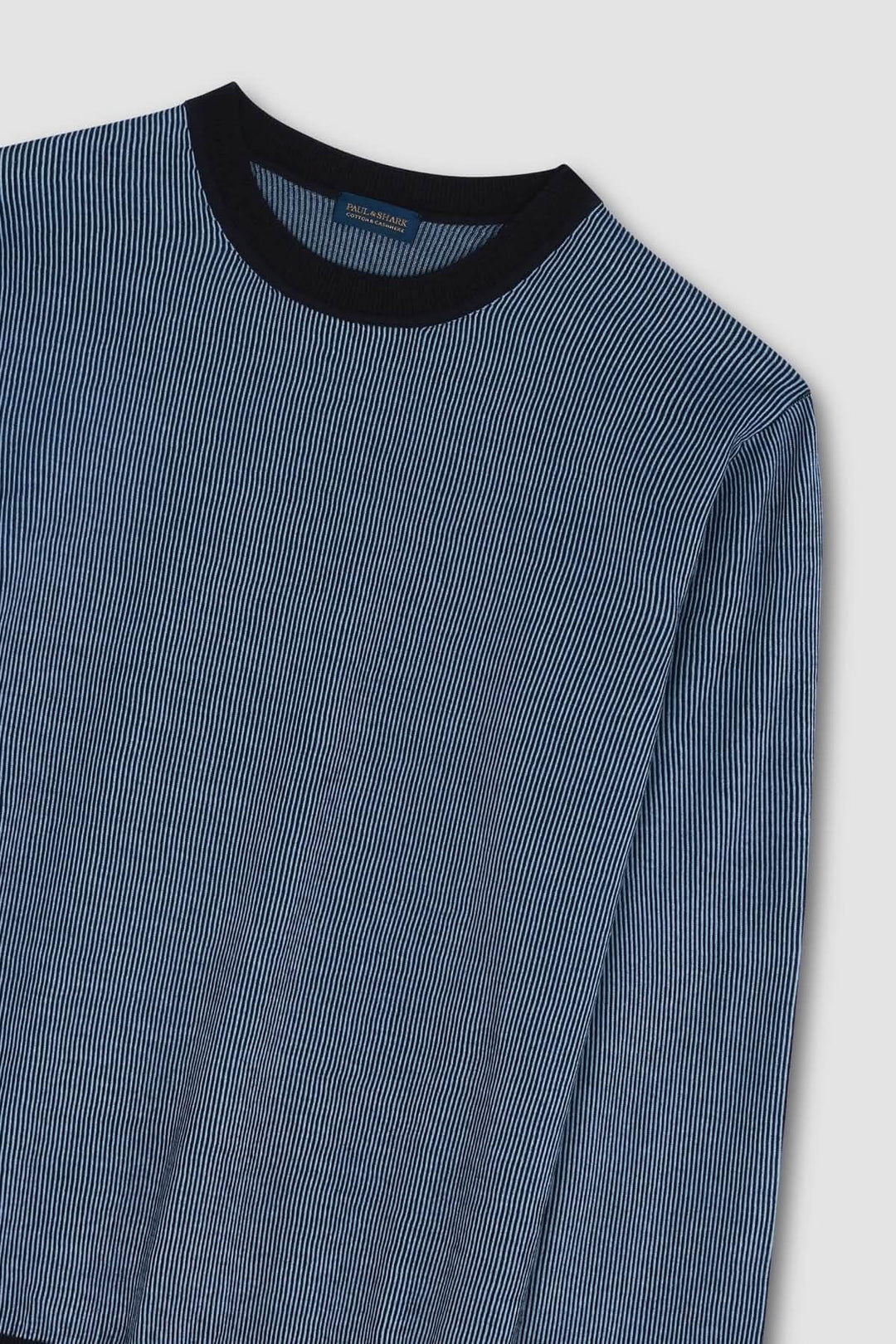 Chandail à rayures bleu marine avec encolure ronde et bordures noires, idéal pour un look élégant en mi-saison.