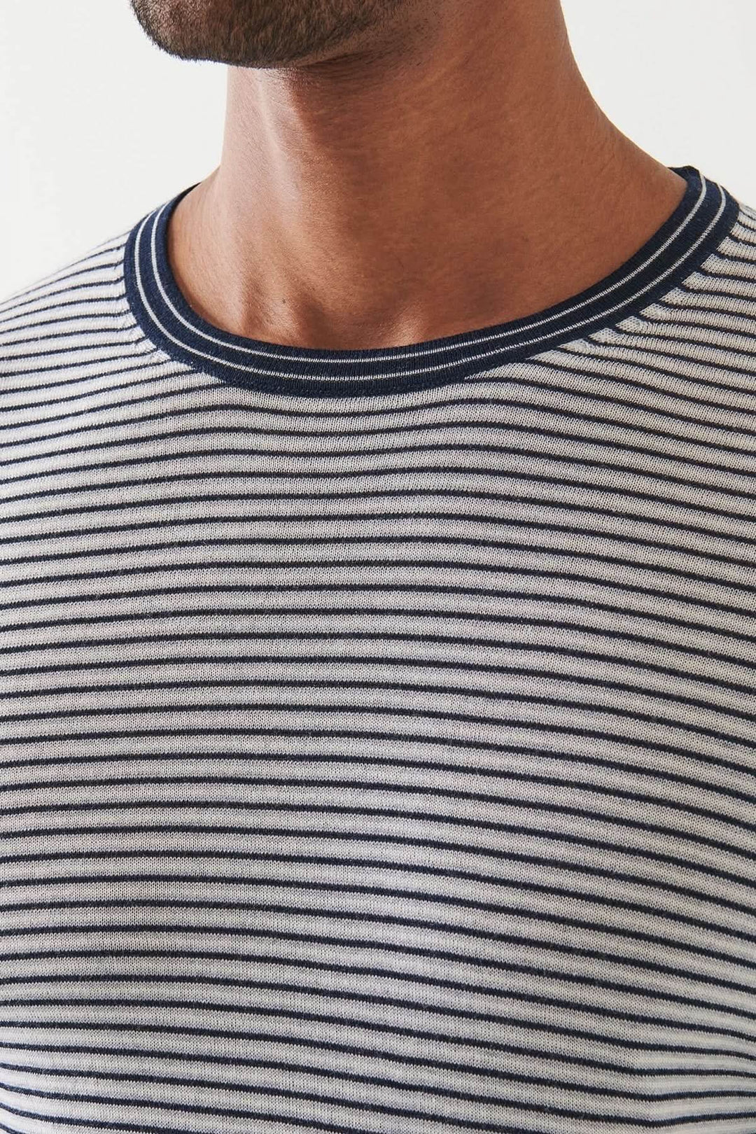 Chandail à rayures intemporel avec encolure ronde et tricot souple, idéal pour un look décontracté ou élégant.