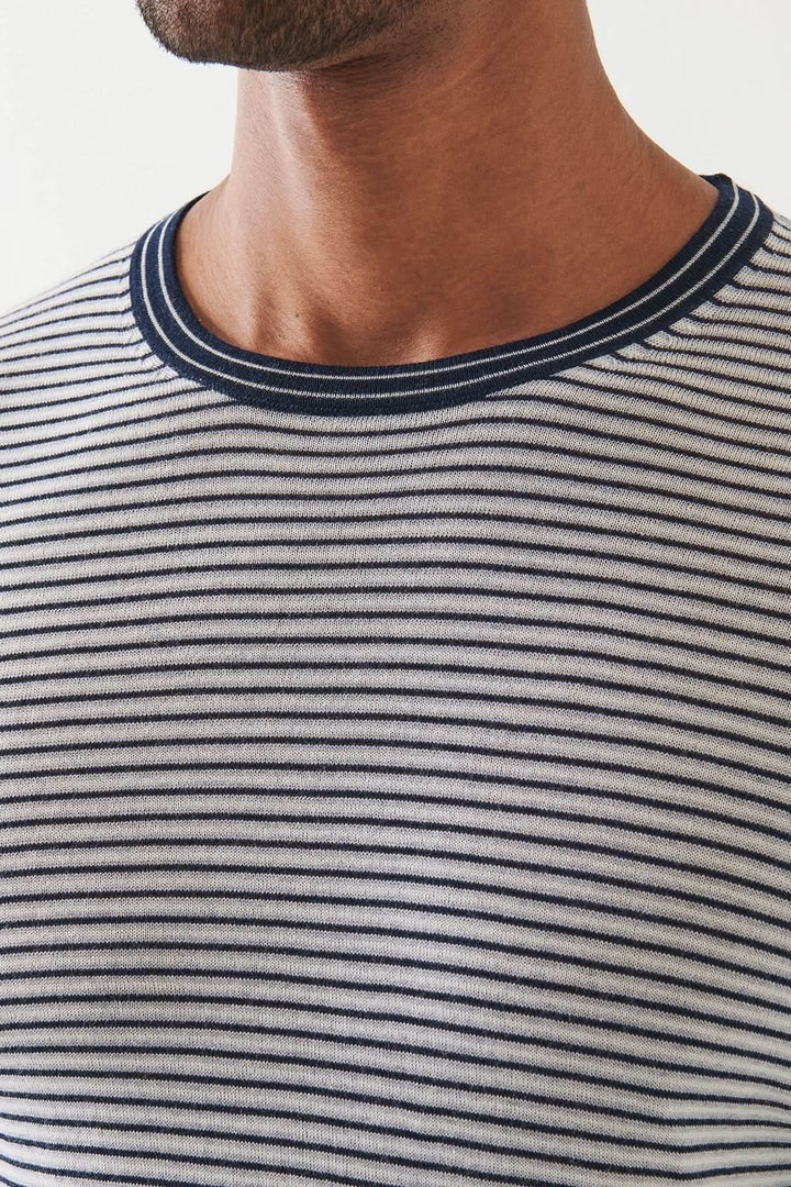 Chandail à rayures intemporel avec encolure ronde et tricot souple, idéal pour un look décontracté ou élégant.