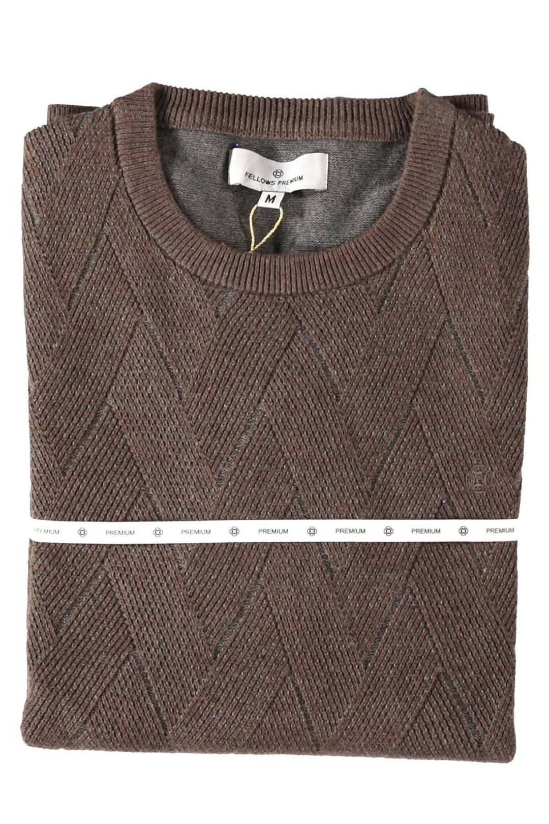 Chandail en tricot marron avec motif chevron, col rond, plié et étiqueté, idéal pour un look élégant et confortable.