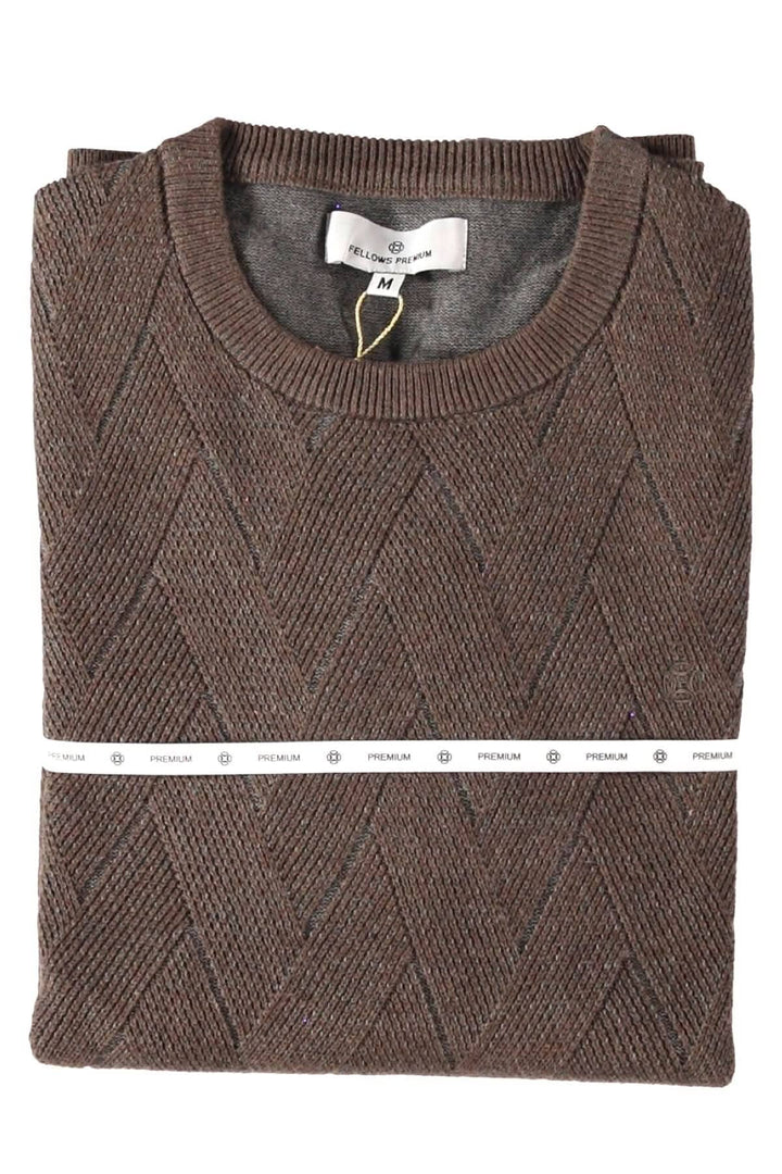 Chandail en tricot marron avec motif chevron, col rond, plié et étiqueté, idéal pour un look élégant et confortable.