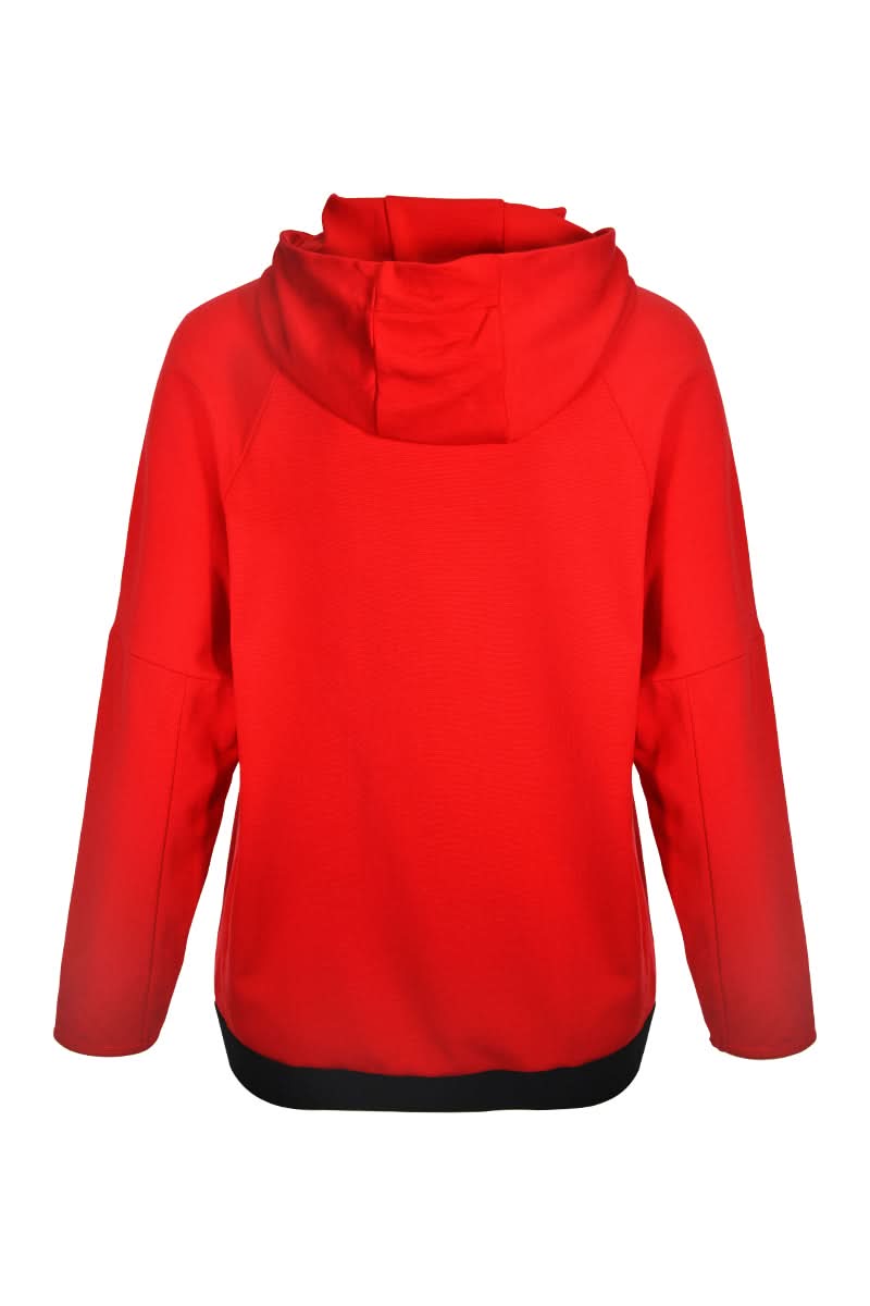 Chandail structuré rouge avec col montant et cordon ajustable, style athleisure, coupe ergonomique et moderne.